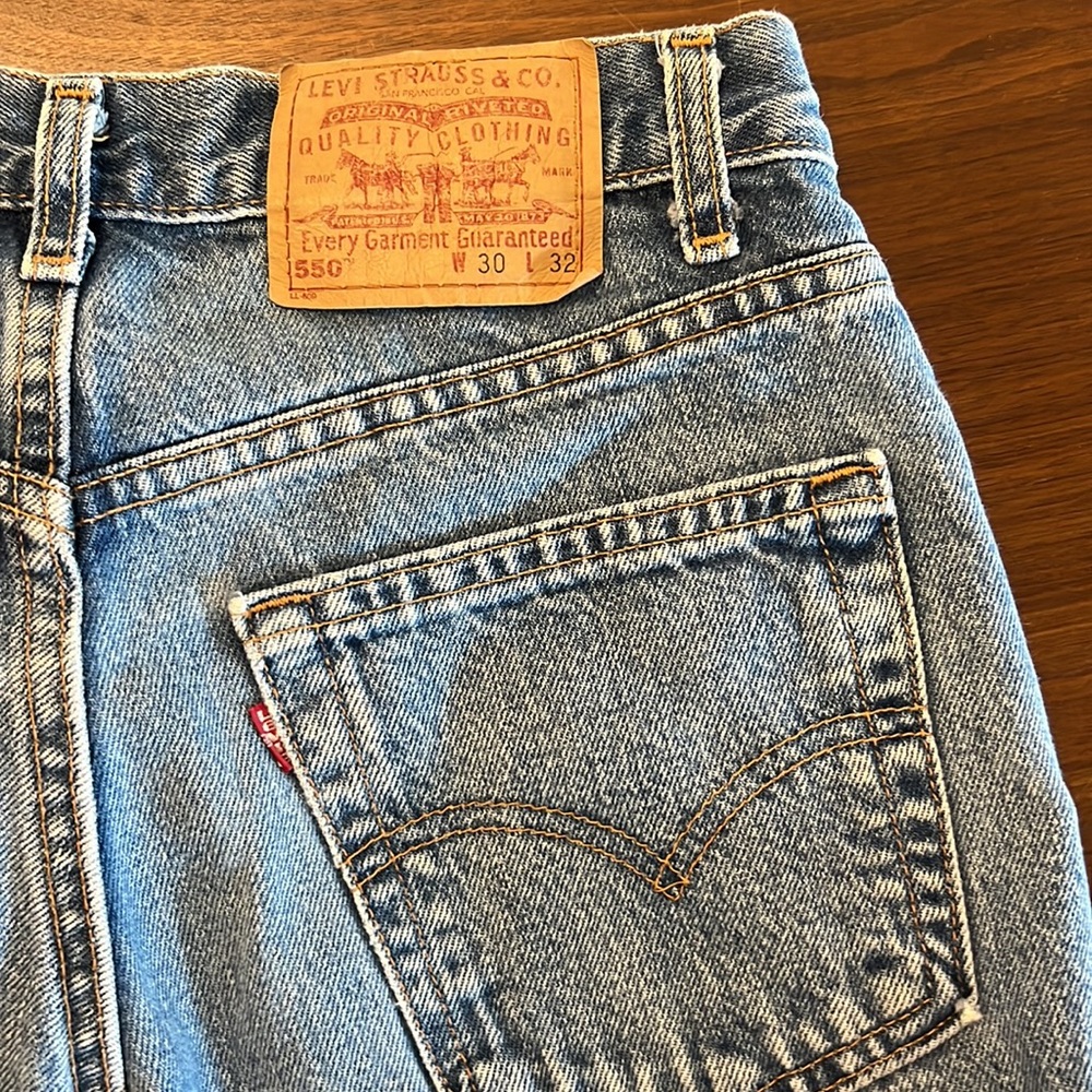 Relaxed fit Levi denim shorts size 30. - Picture 2 of 5
